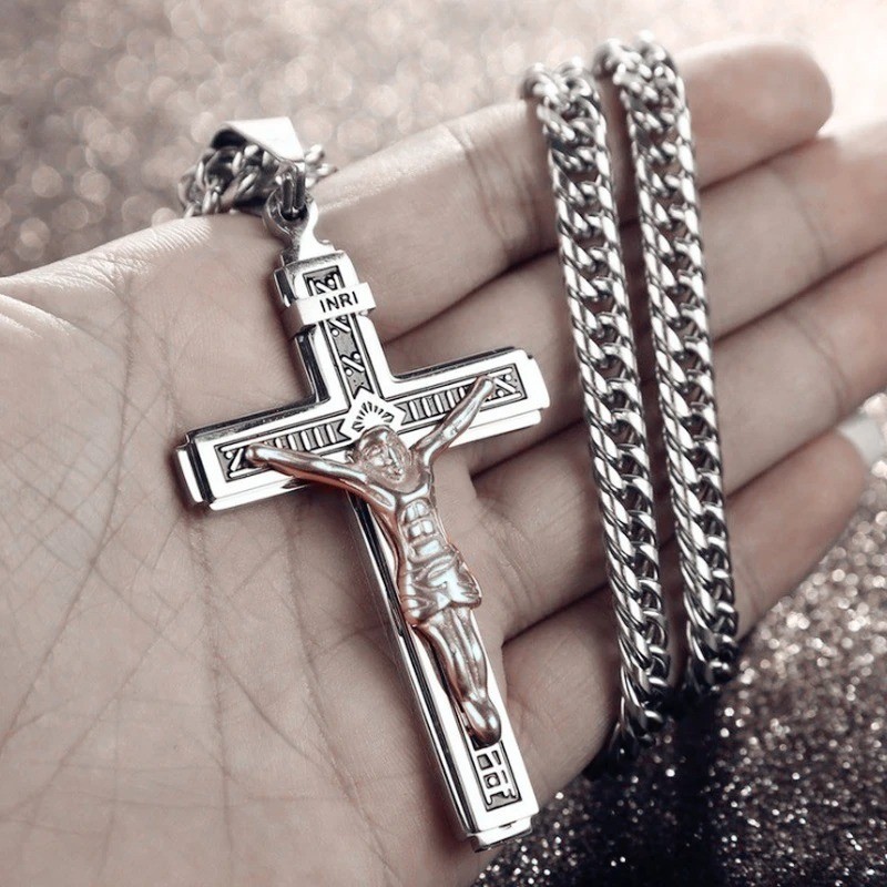 Collar con la cruz de Jesucristo