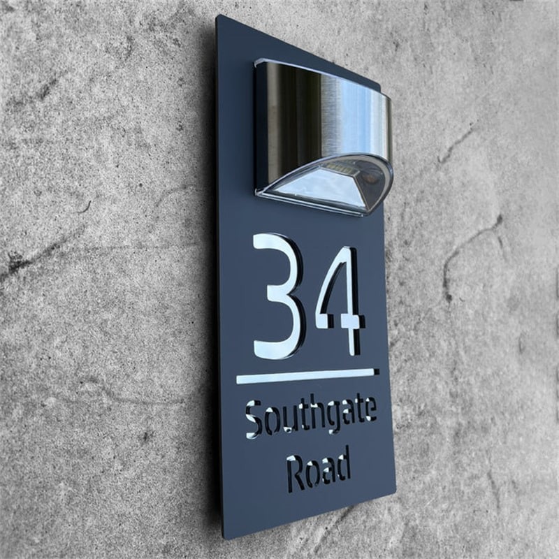Placa de casa personalizada con luz solar cortada por láser