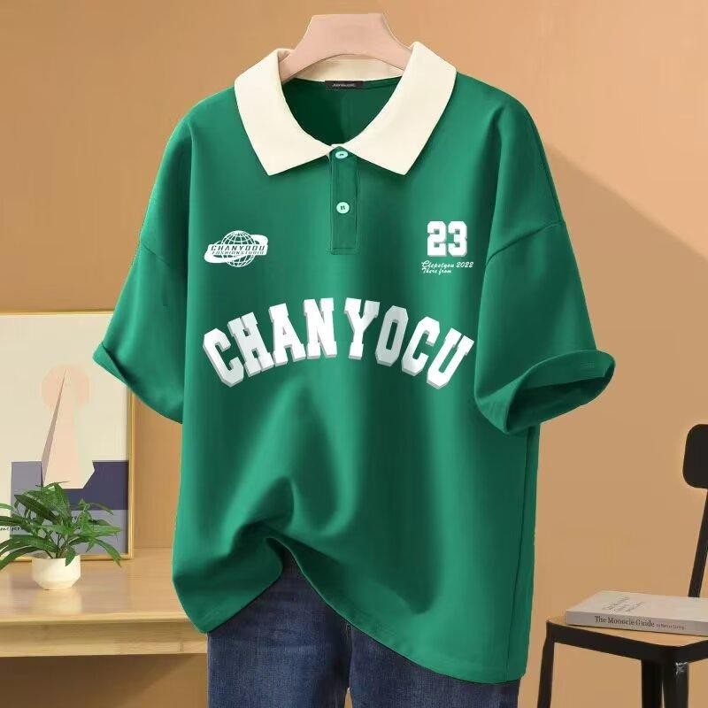 Polo con estilo universitario
