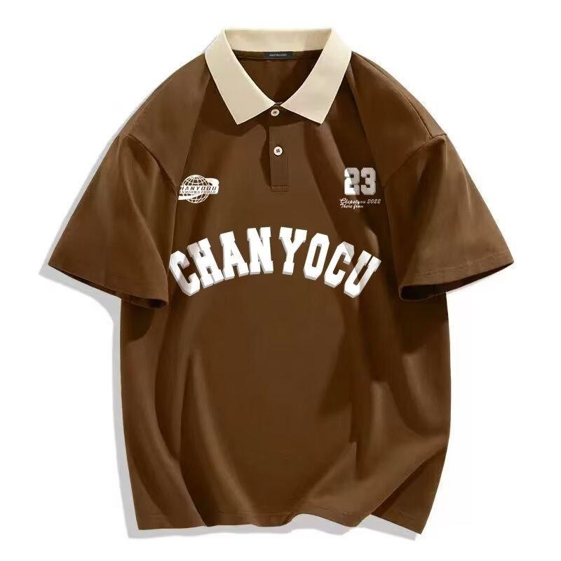 Polo con estilo universitario