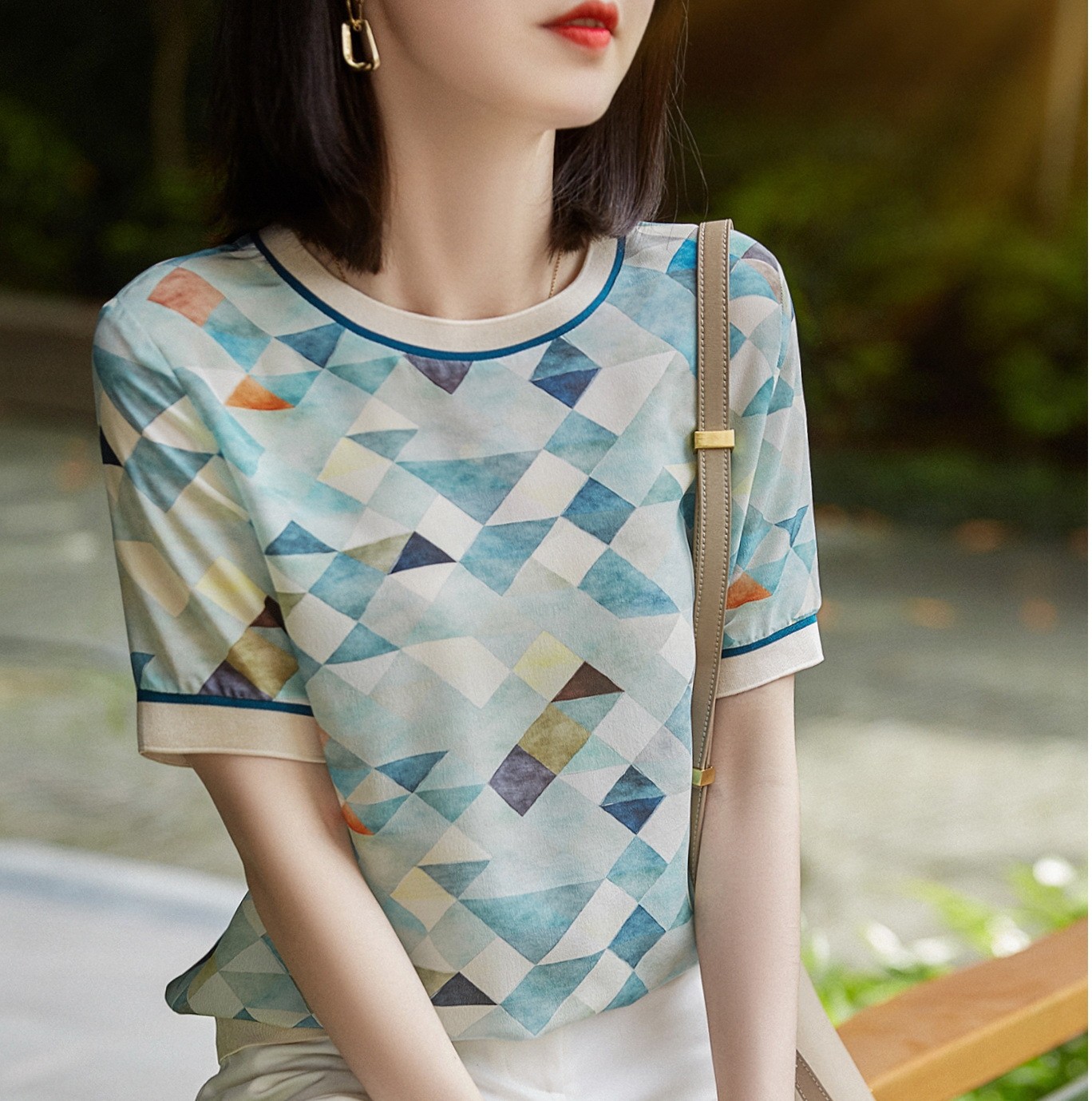 Camiseta de manga corta con estampado geométrico en contraste para mujer