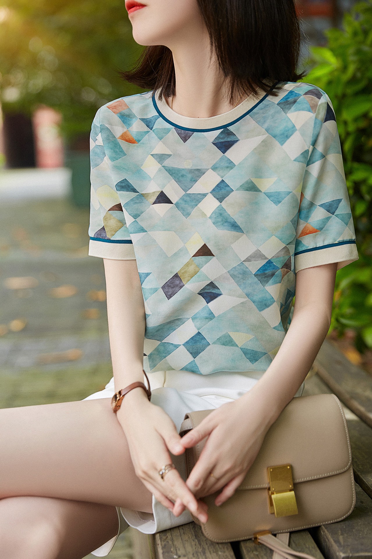 Camiseta de manga corta con estampado geométrico en contraste para mujer