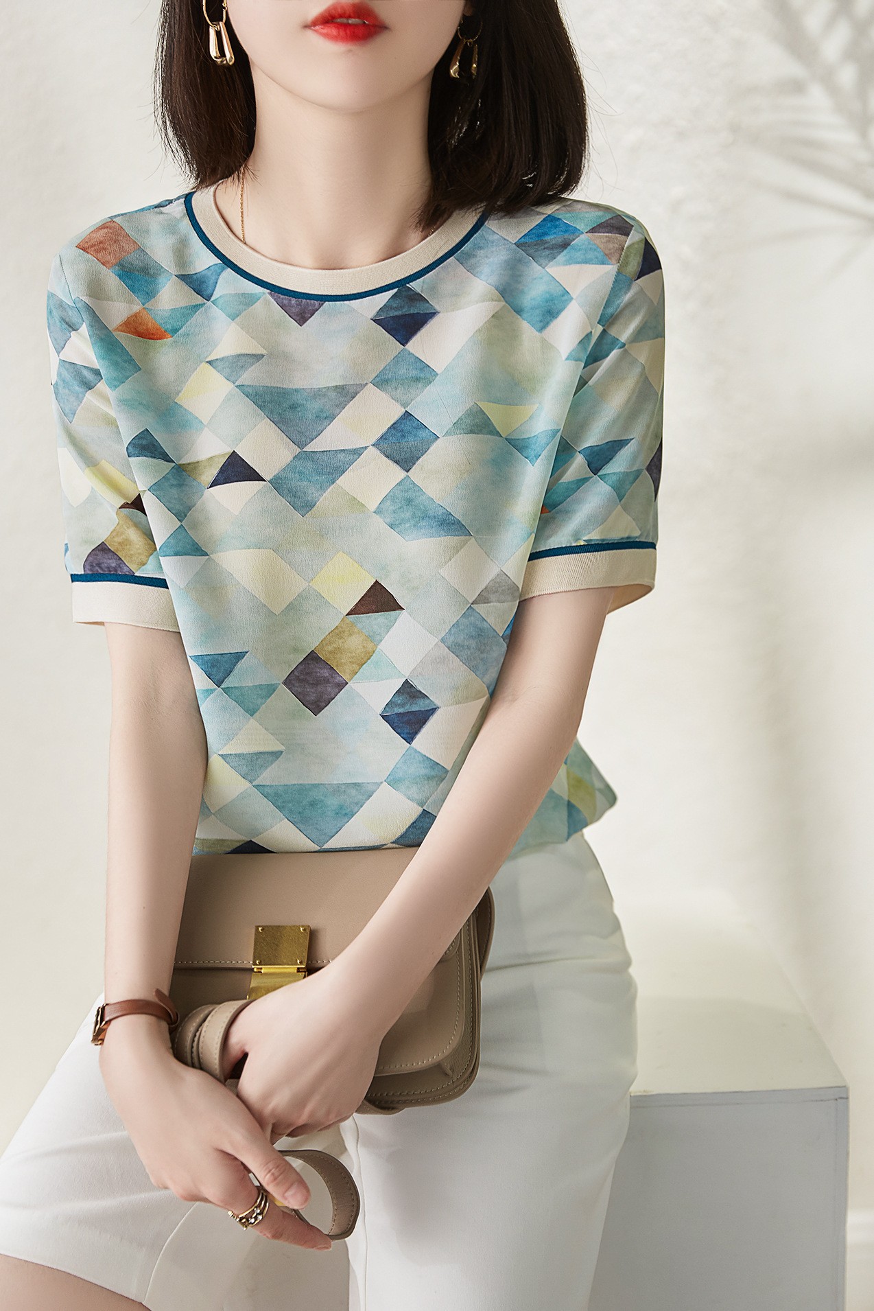 Camiseta de manga corta con estampado geométrico en contraste para mujer