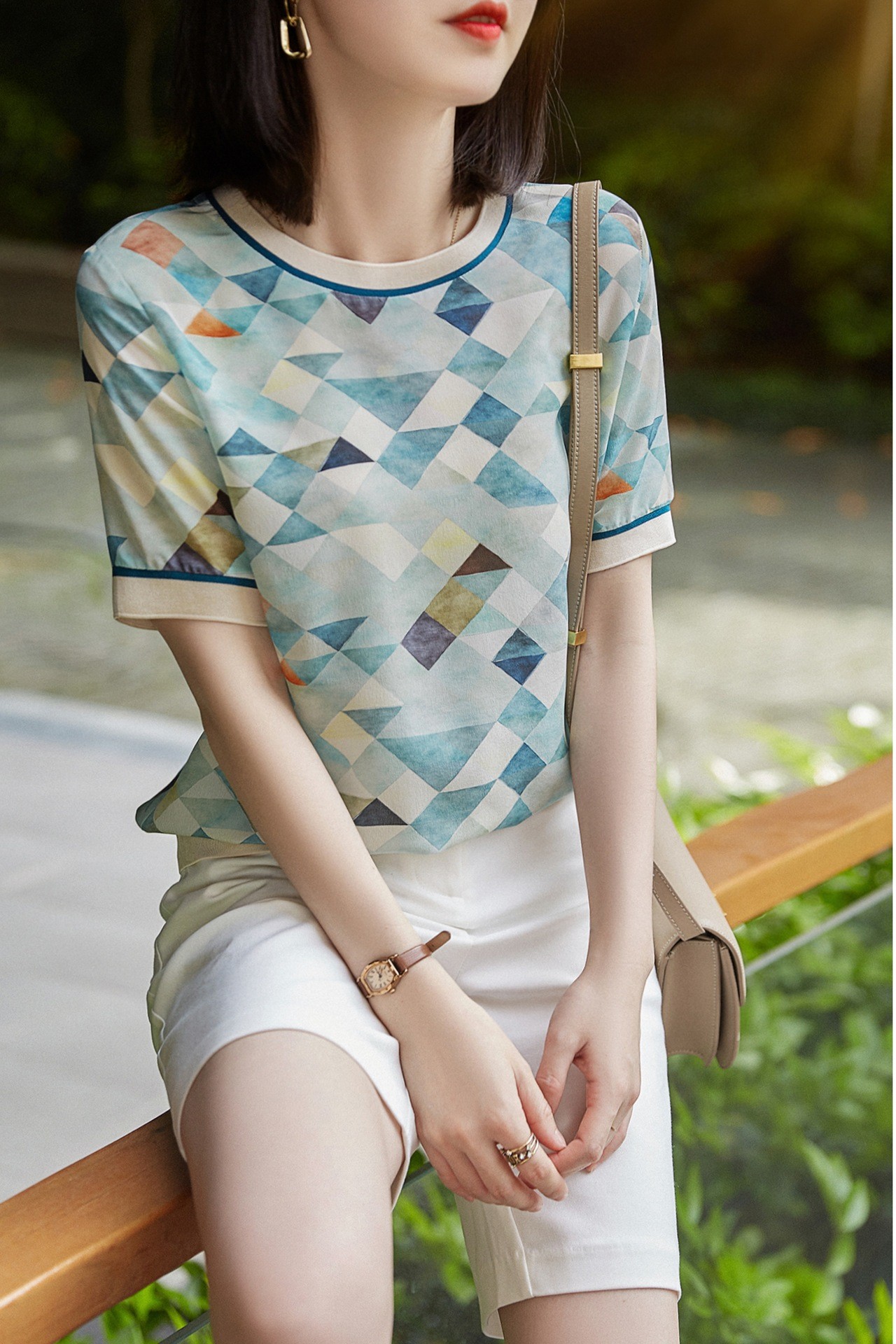 Camiseta de manga corta con estampado geométrico en contraste para mujer