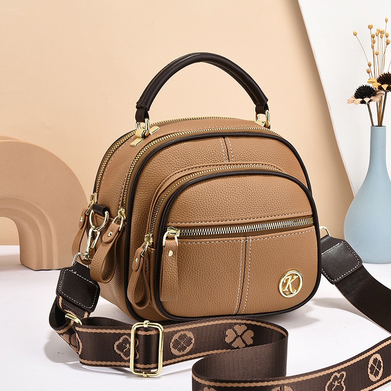 Bolso bandolera con múltiples cremalleras
