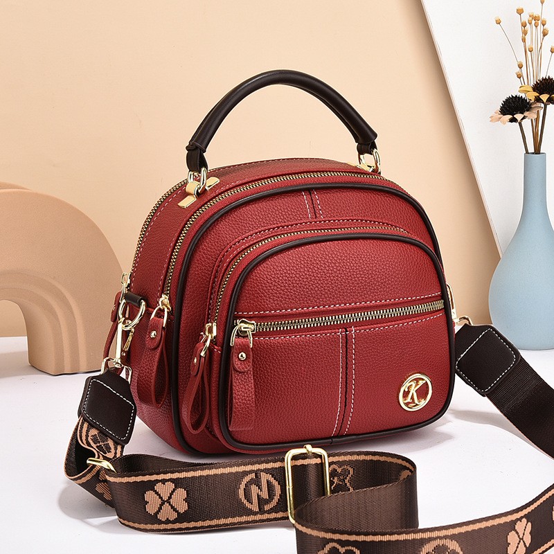 Bolso bandolera con múltiples cremalleras