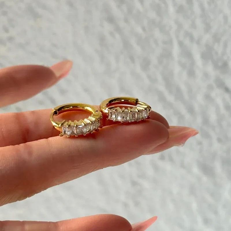 Pendientes minimalistas de circonita pequeña de acero y titanio retro de moda INS