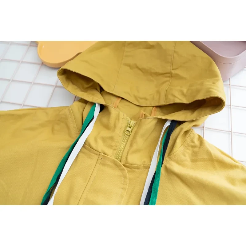 Chaqueta holgada con capucha y cremallera