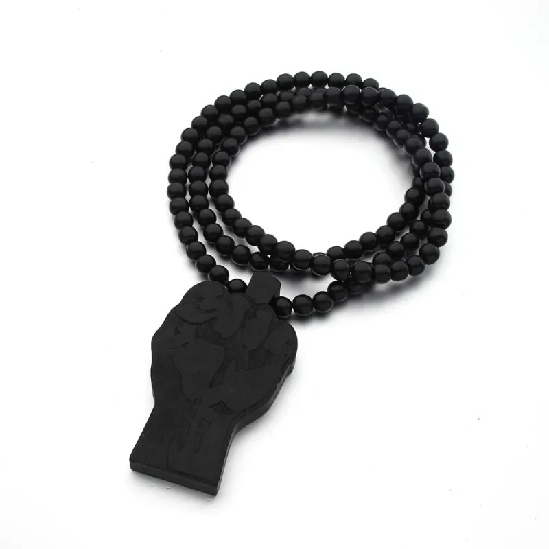 Collar de madera con forma de puño