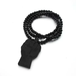 Collar de madera con forma de puño