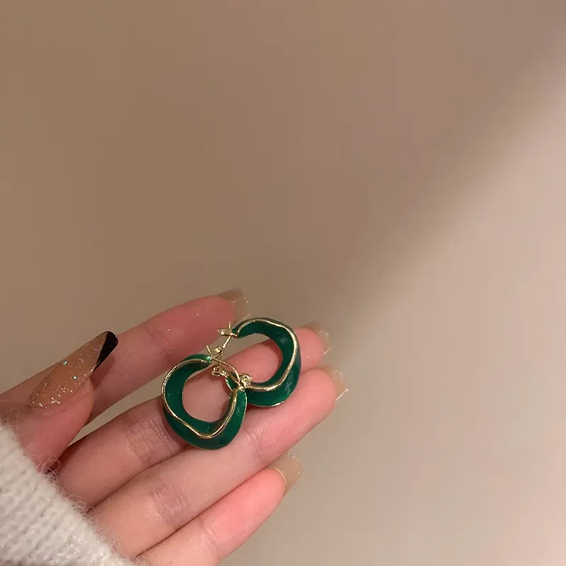 Pendientes redondos irregulares geométricos con esmalte goteante