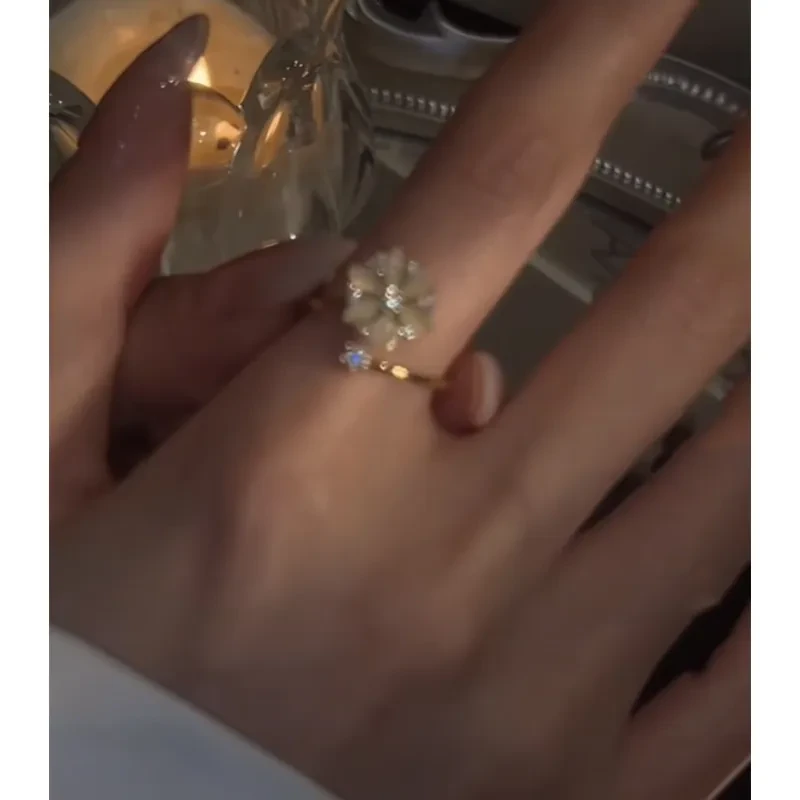 Anillo de flor giratoria de ópalo de moda para damas