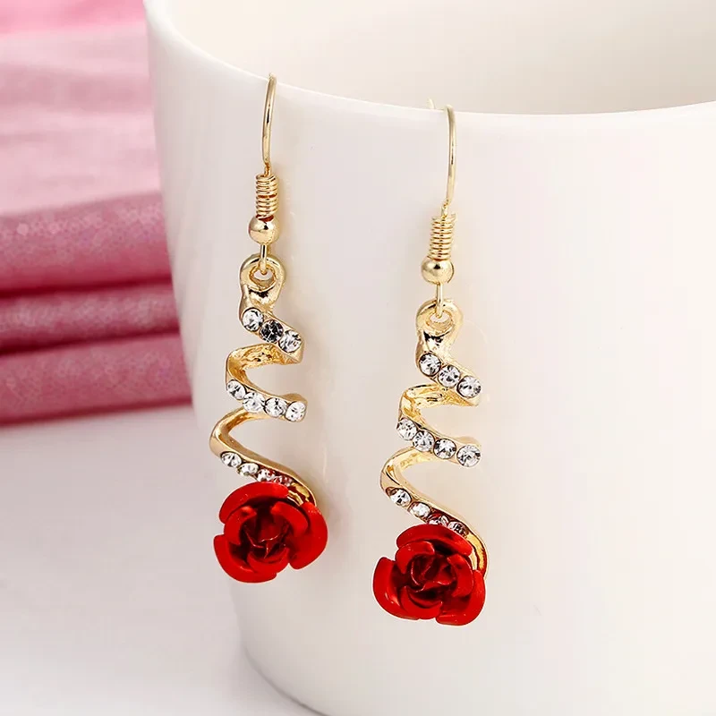 Pendientes largos de flores con flor de rosa roja silvestre