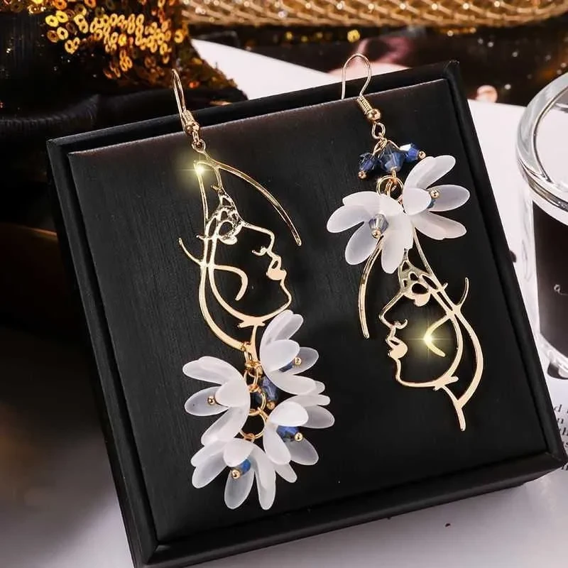 Pendientes largos de flores con flor de rosa roja silvestre