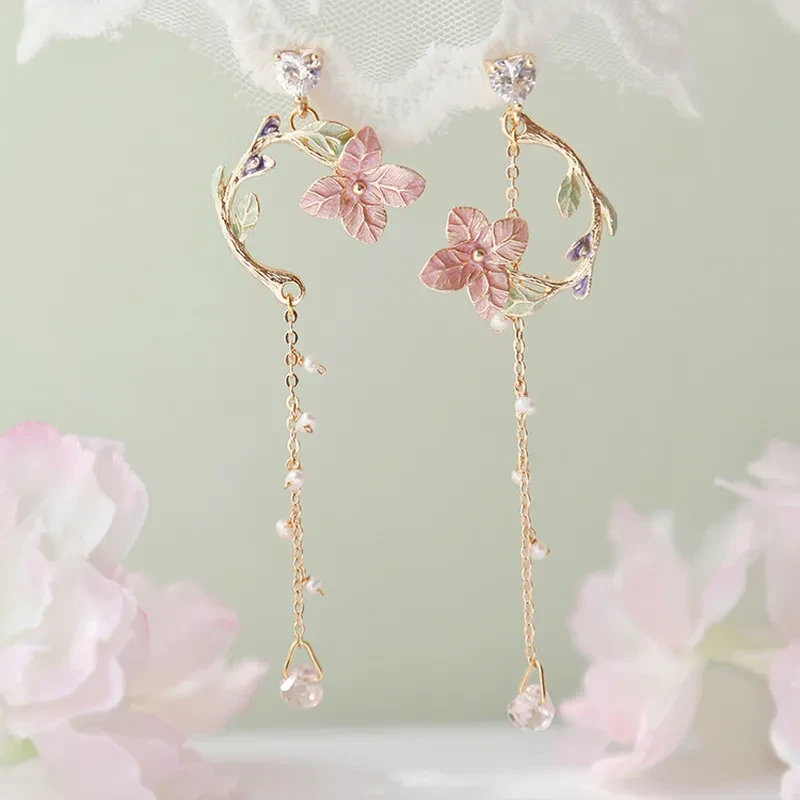 Pendientes largos de flores con flor de rosa roja silvestre