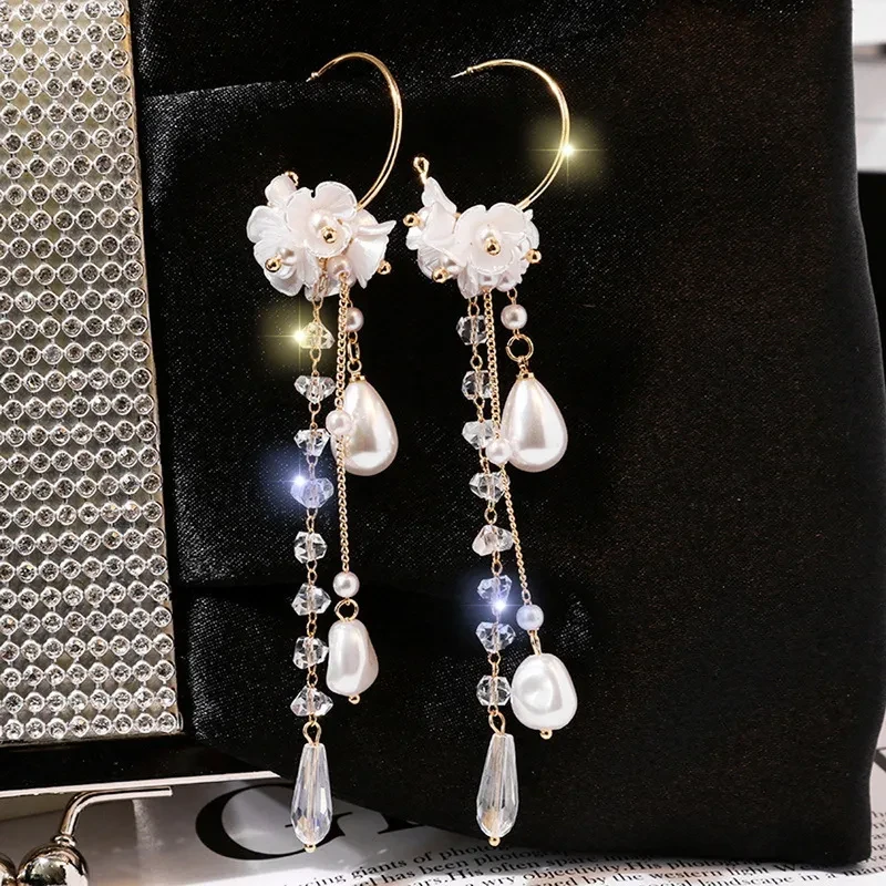 Pendientes largos de flores con flor de rosa roja silvestre