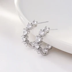 Adorno de clip de oreja de diamantes de imitación simple