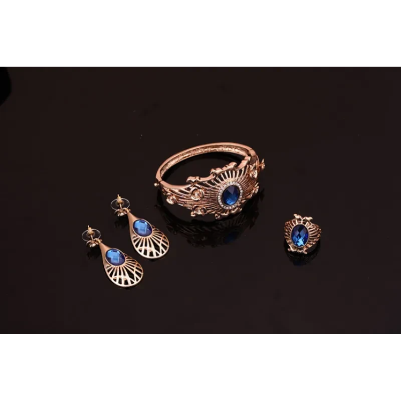 Conjunto de collar, pendientes, pulsera y anillo.
