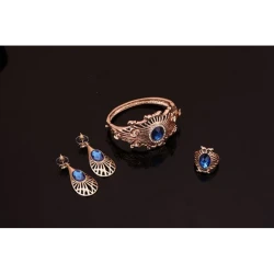 Conjunto de collar, pendientes, pulsera y anillo.