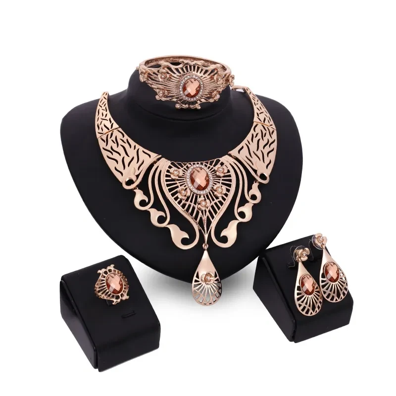 Conjunto de collar, pendientes, pulsera y anillo.