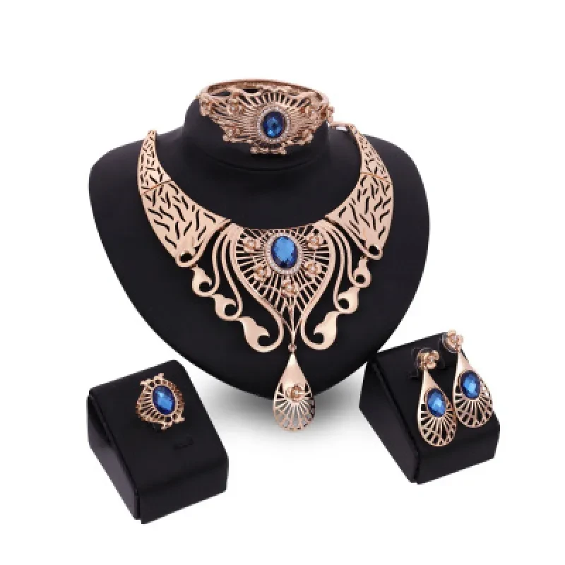 Conjunto de collar, pendientes, pulsera y anillo.