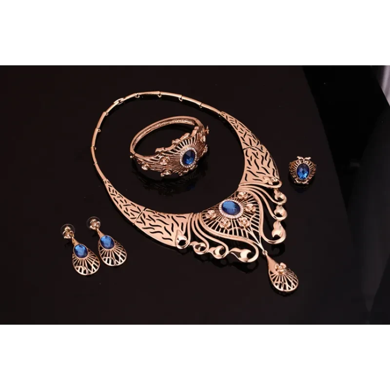 Conjunto de collar, pendientes, pulsera y anillo.
