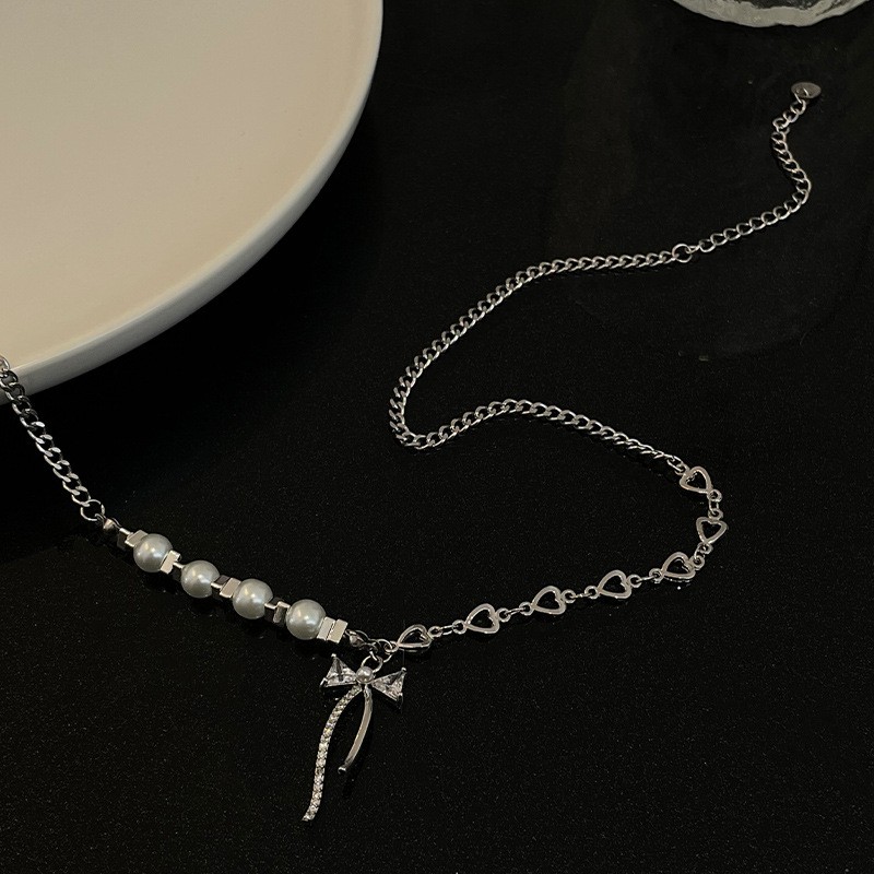 Collar de perlas con lazo de diseño de interés especial