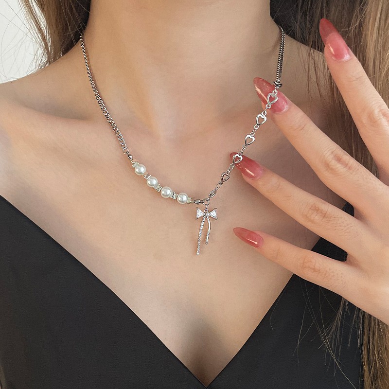 Collar de perlas con lazo de diseño de interés especial