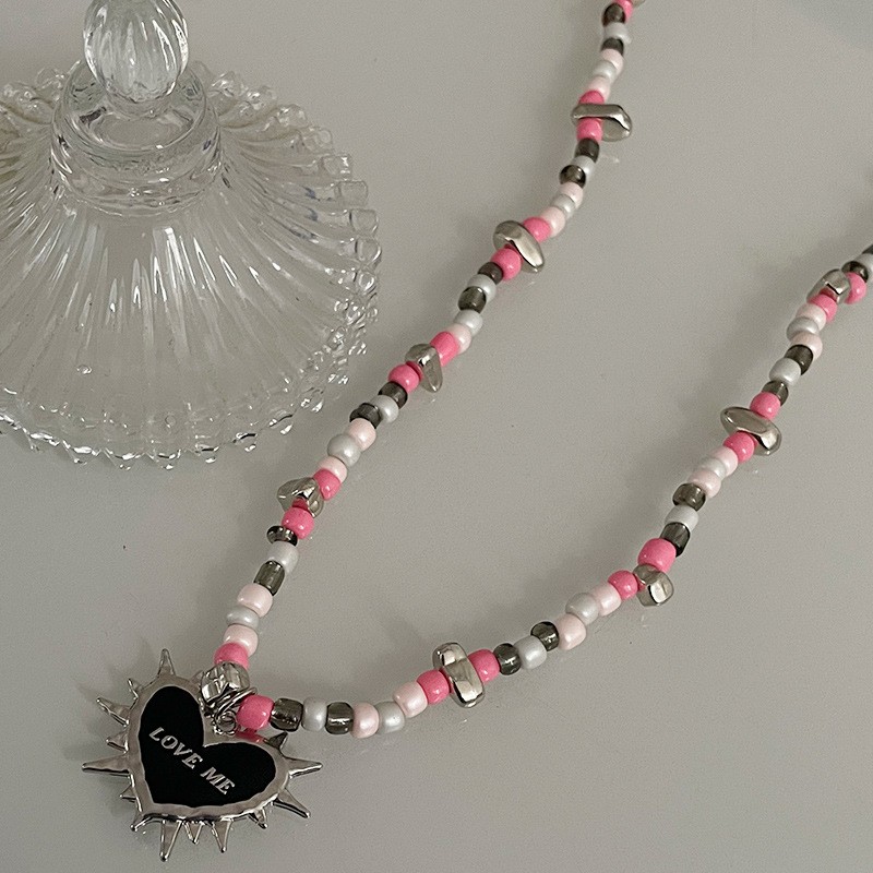 Collar de cuentas de espinas y corazón negro de diseño original