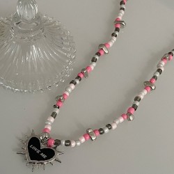 Collar de cuentas de espinas y corazón negro de diseño original