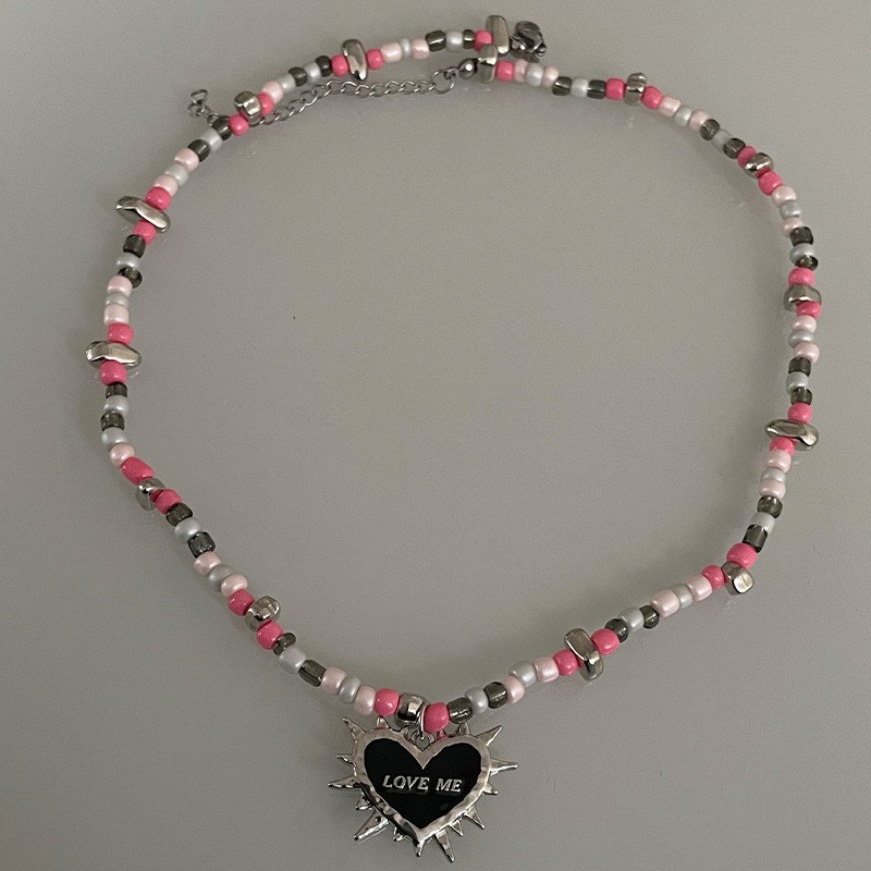 Collar de cuentas de espinas y corazón negro de diseño original