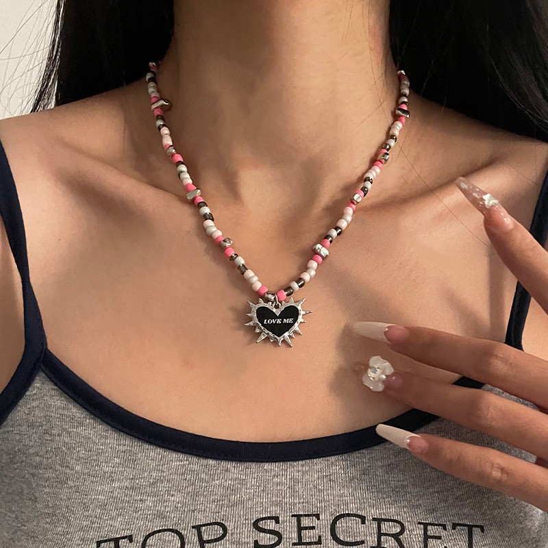 Collar de cuentas de espinas y corazón negro de diseño original