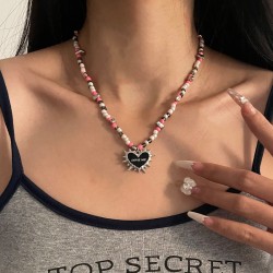 Collar de cuentas de espinas y corazón negro de diseño original