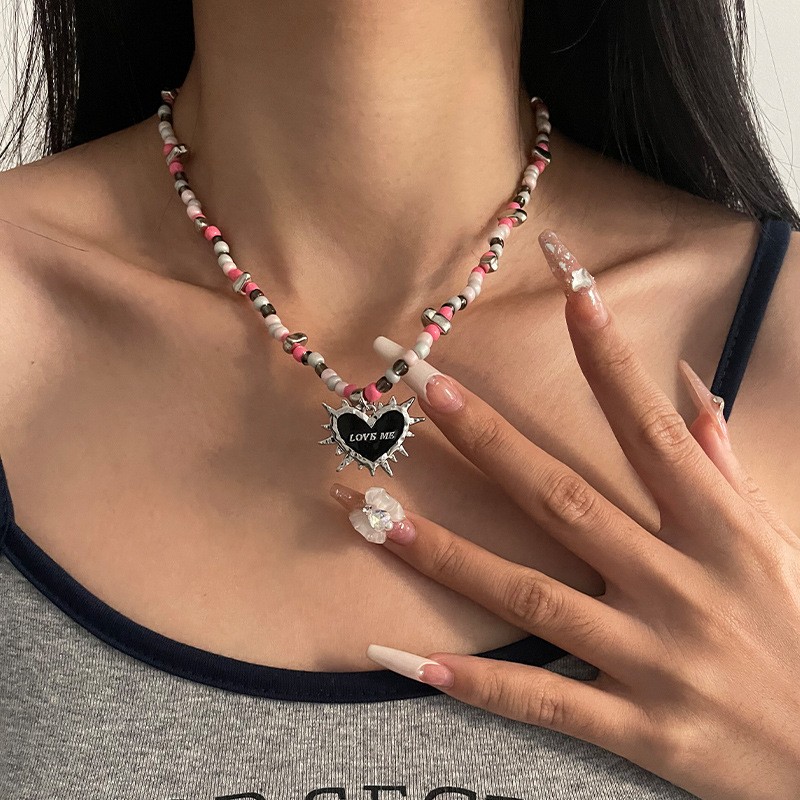 Collar de cuentas de espinas y corazón negro de diseño original