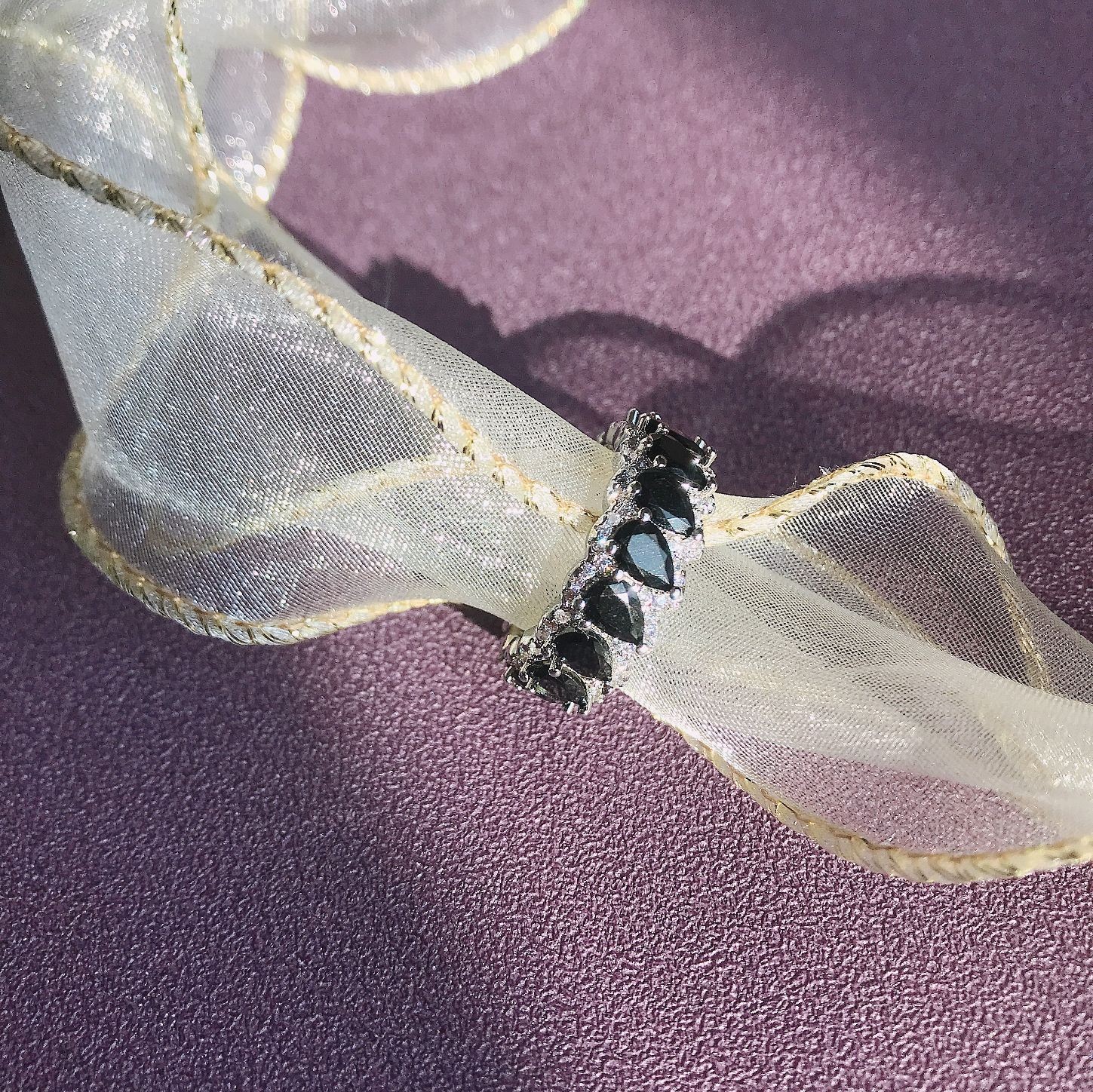 Anillo bañado en obsidiana con forma de gota de agua