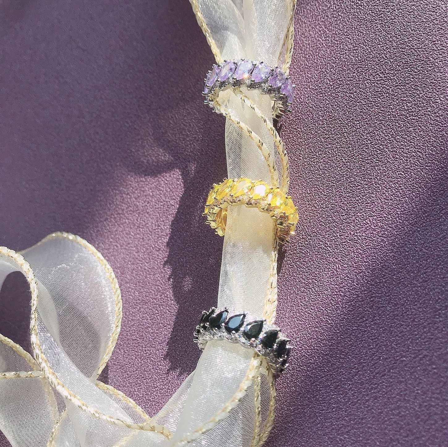 Anillo bañado en obsidiana con forma de gota de agua