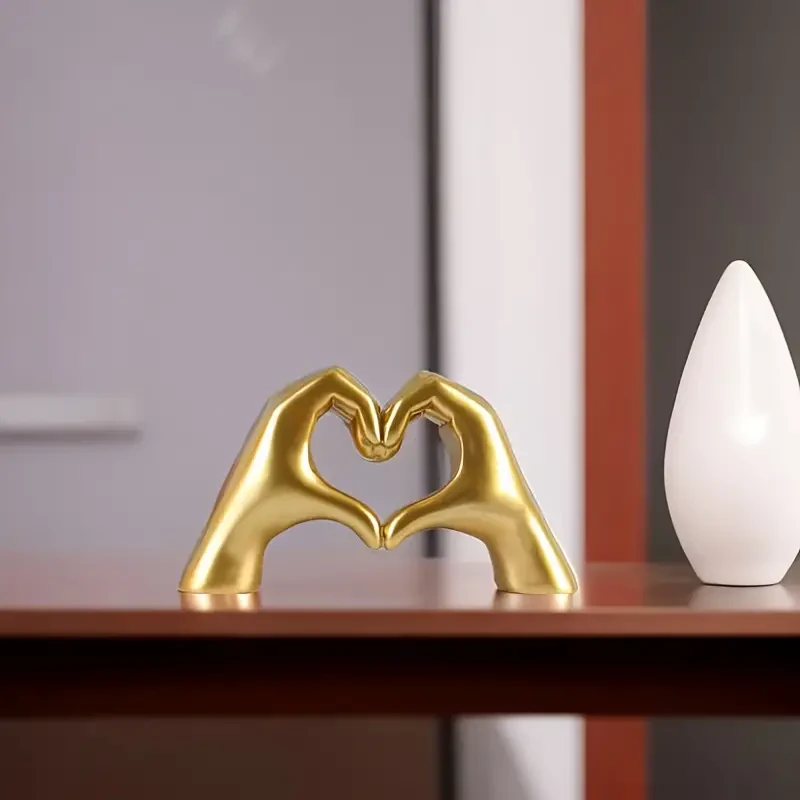 Mano de amor dorada para vitrina de vinos de oficina