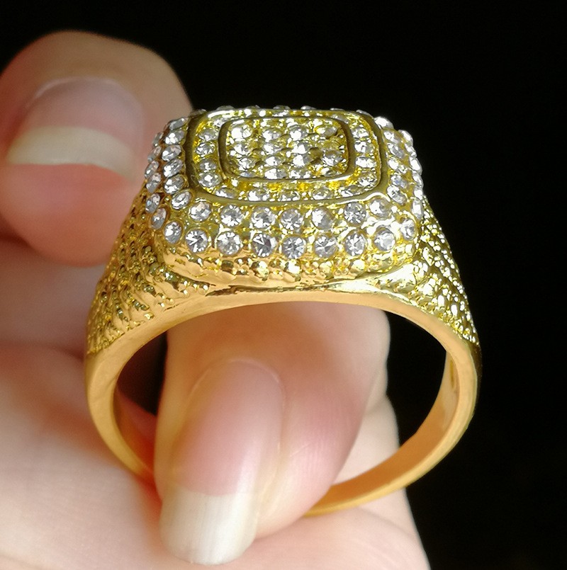 Anillo de circonita con microincrustaciones bañado en oro