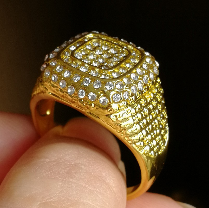 Anillo de circonita con microincrustaciones bañado en oro