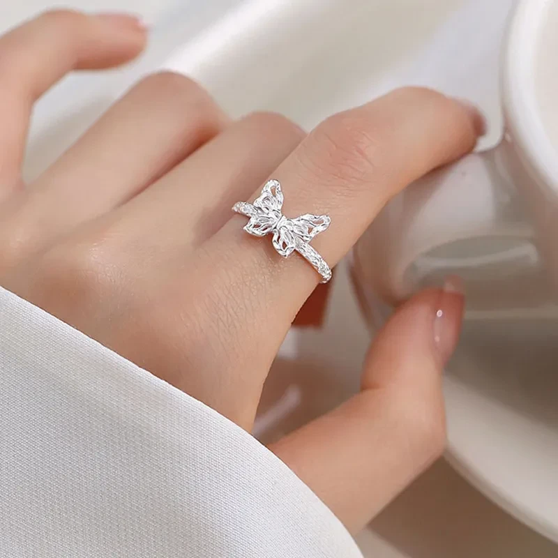 Anillo de plata con mariposa encantada