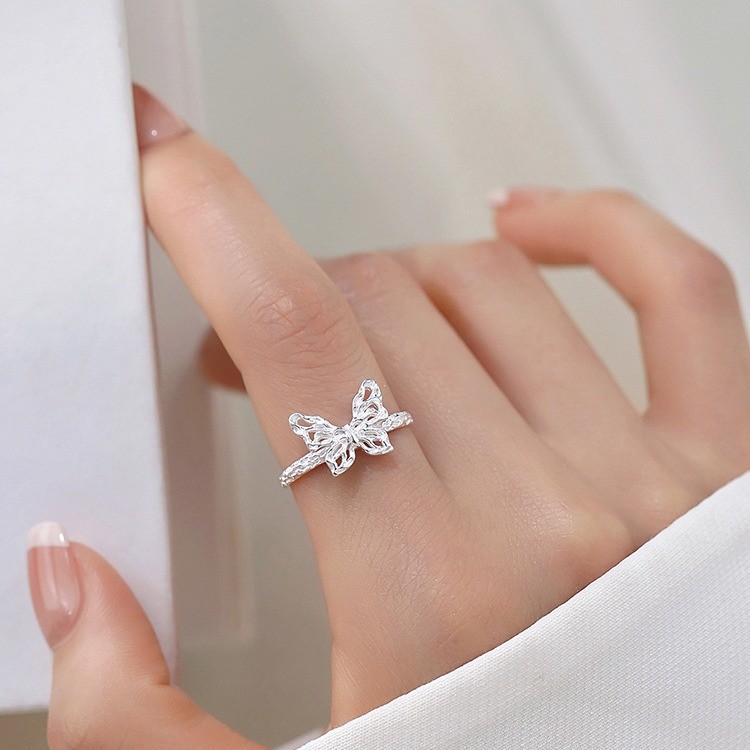 Anillo de plata con mariposa encantada