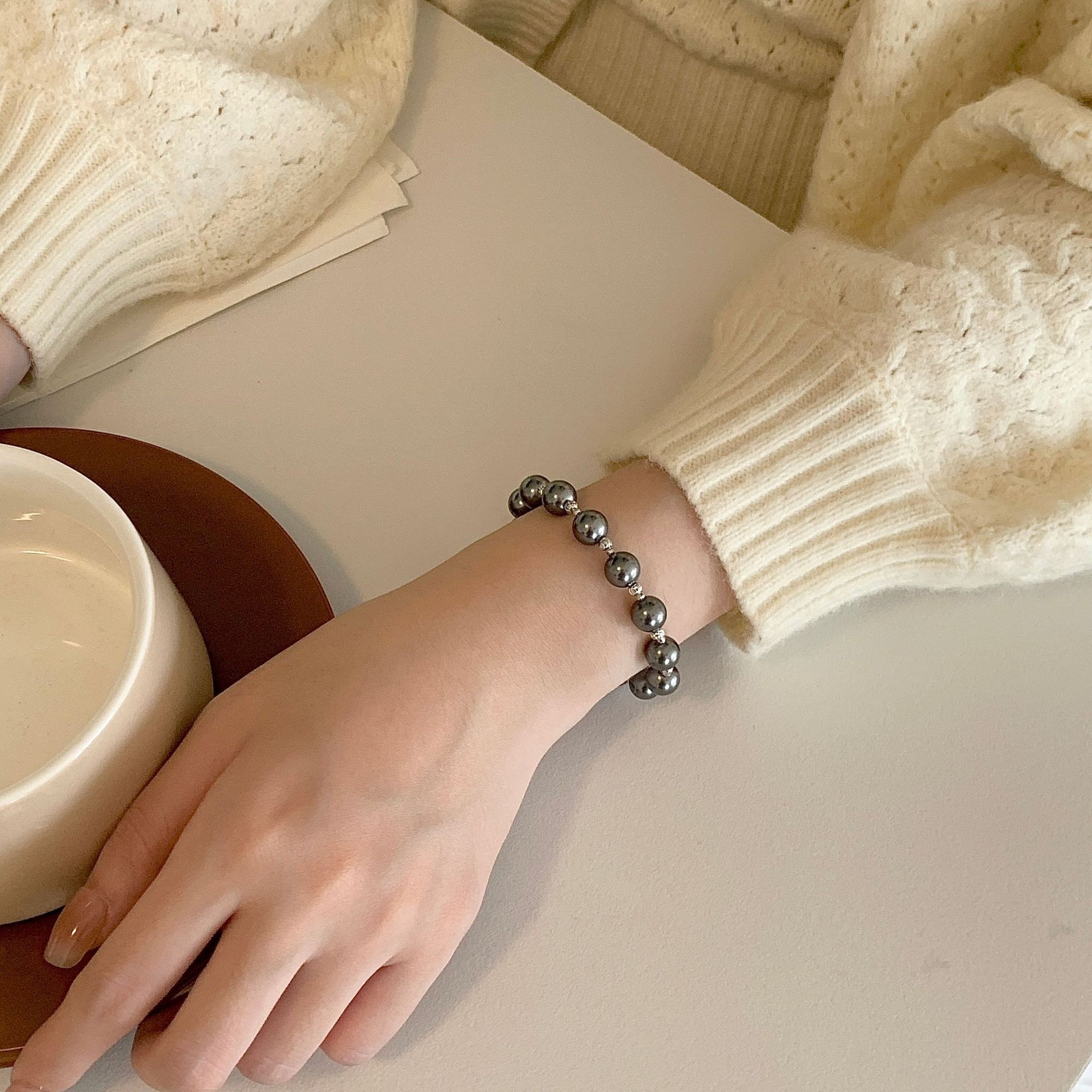 Elegante pulsera de perlas grises