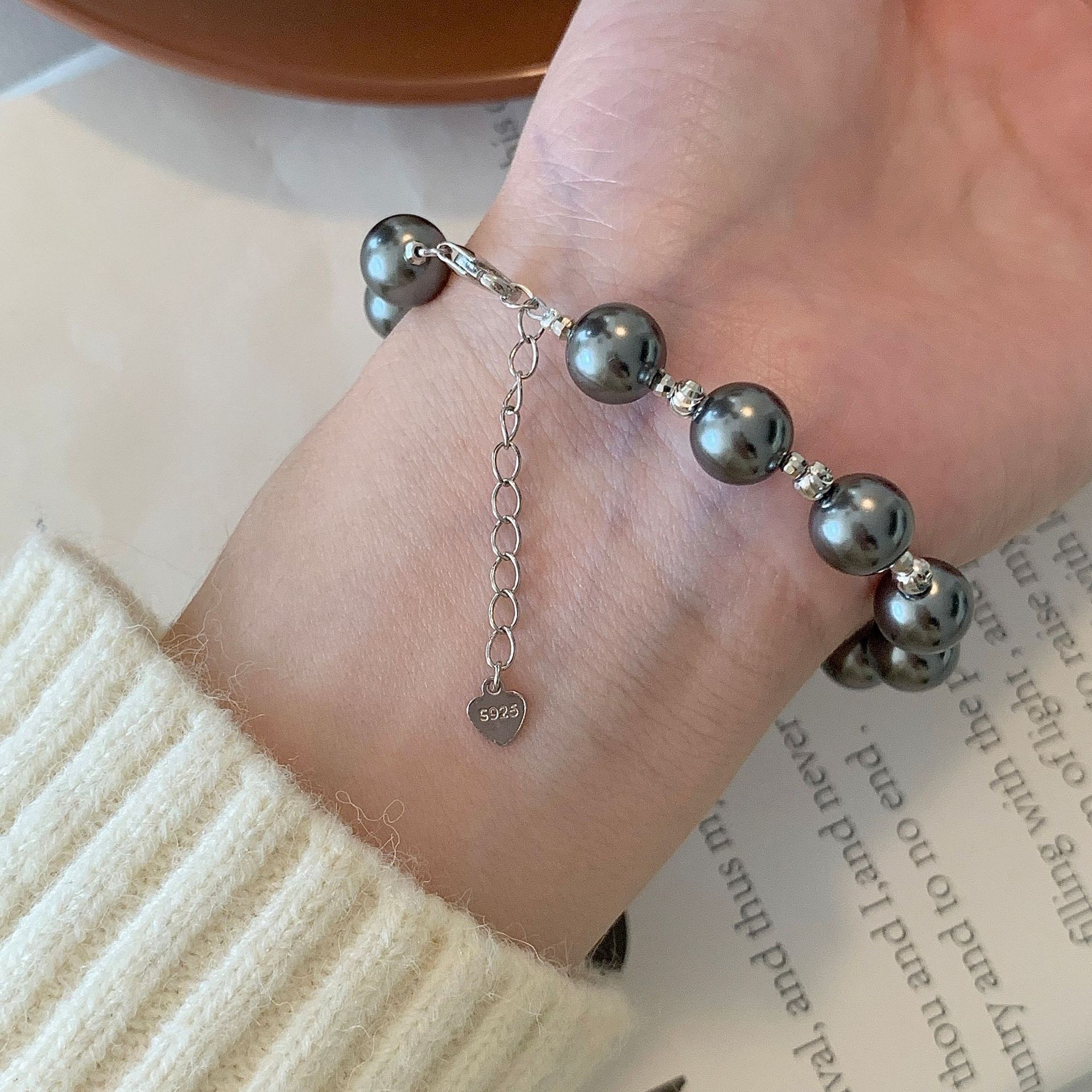Elegante pulsera de perlas grises
