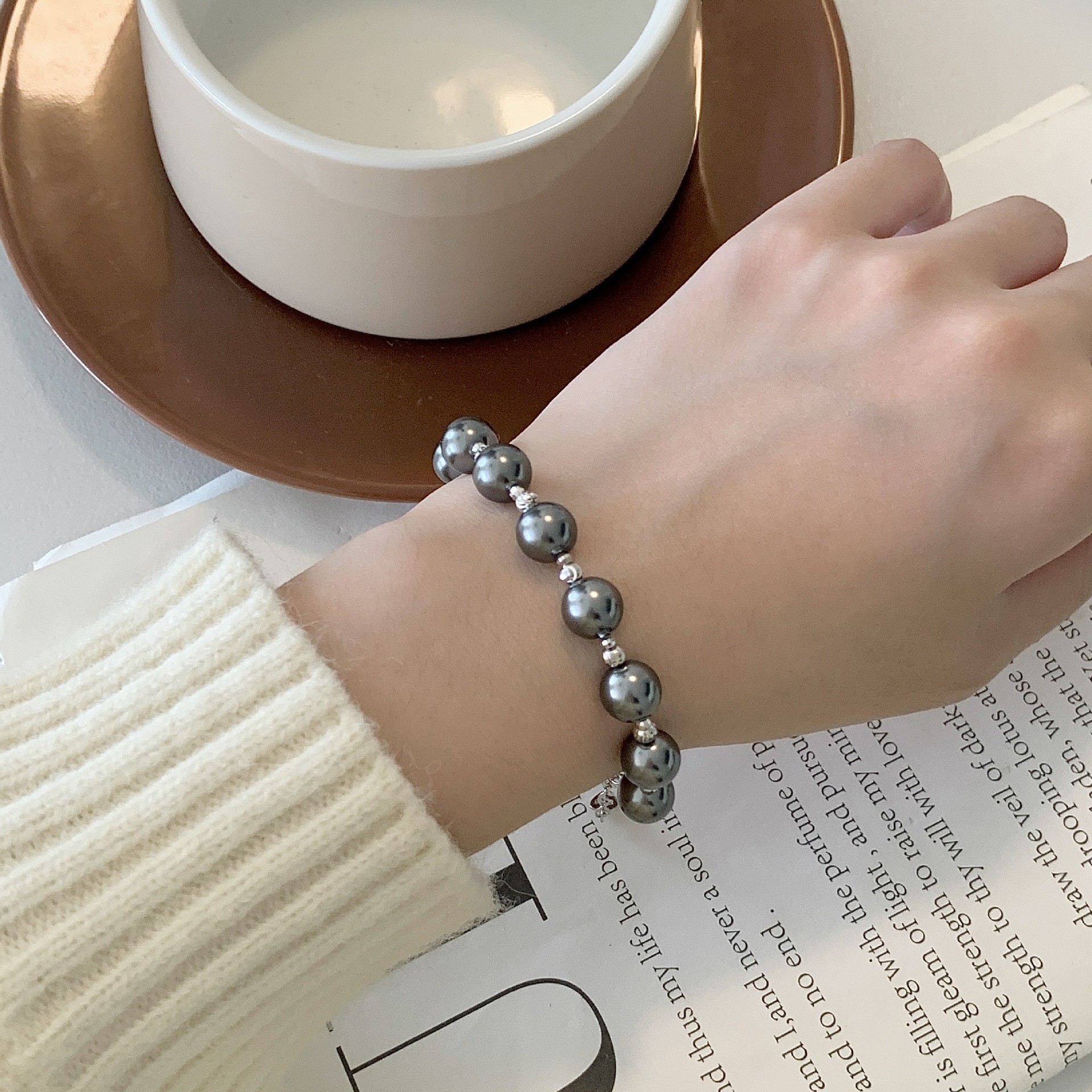 Elegante pulsera de perlas grises