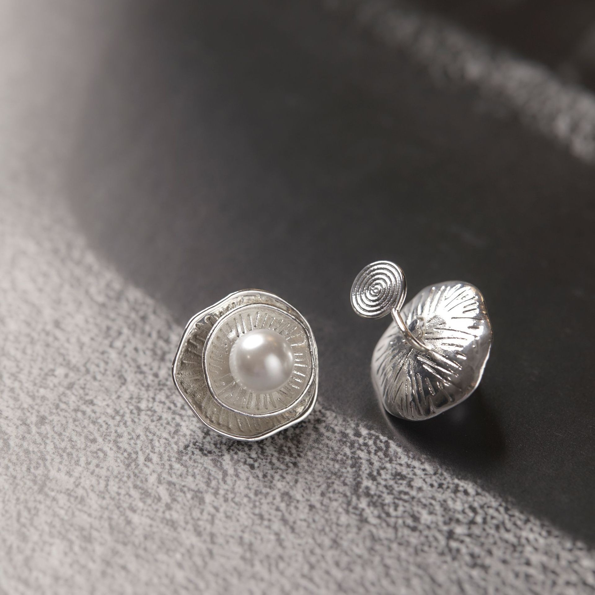 Pendientes minimalistas de perla de plata esmerilada