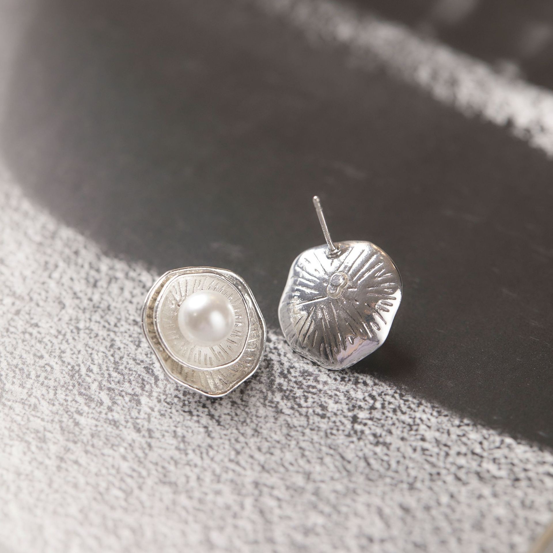 Pendientes minimalistas de perla de plata esmerilada