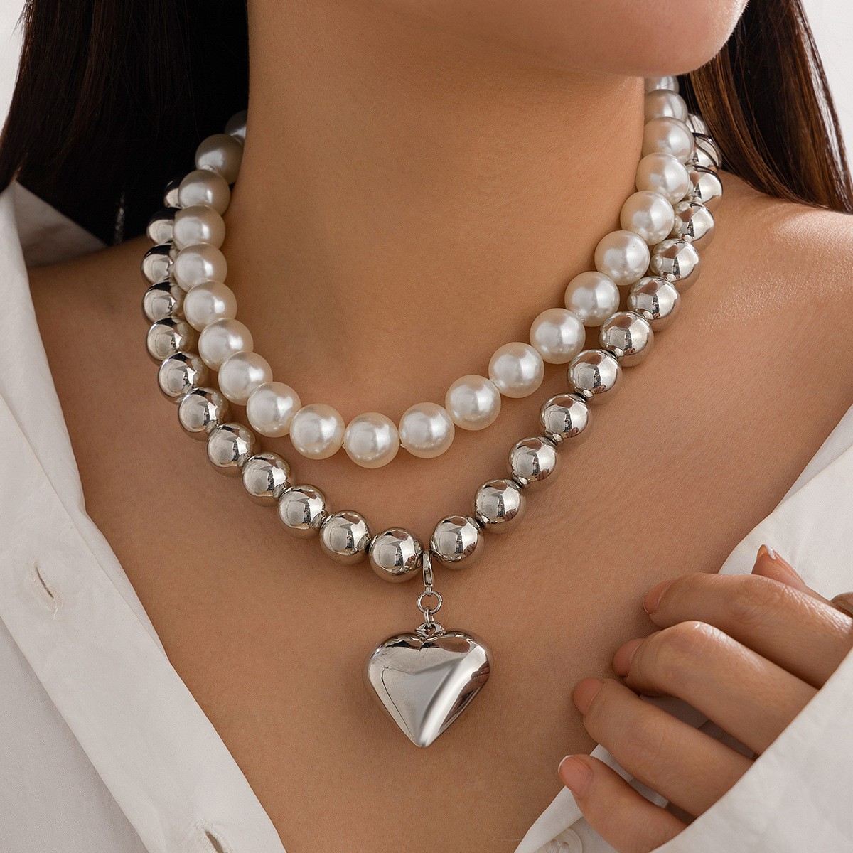 Collar de clavícula con cuentas de corazón dorado