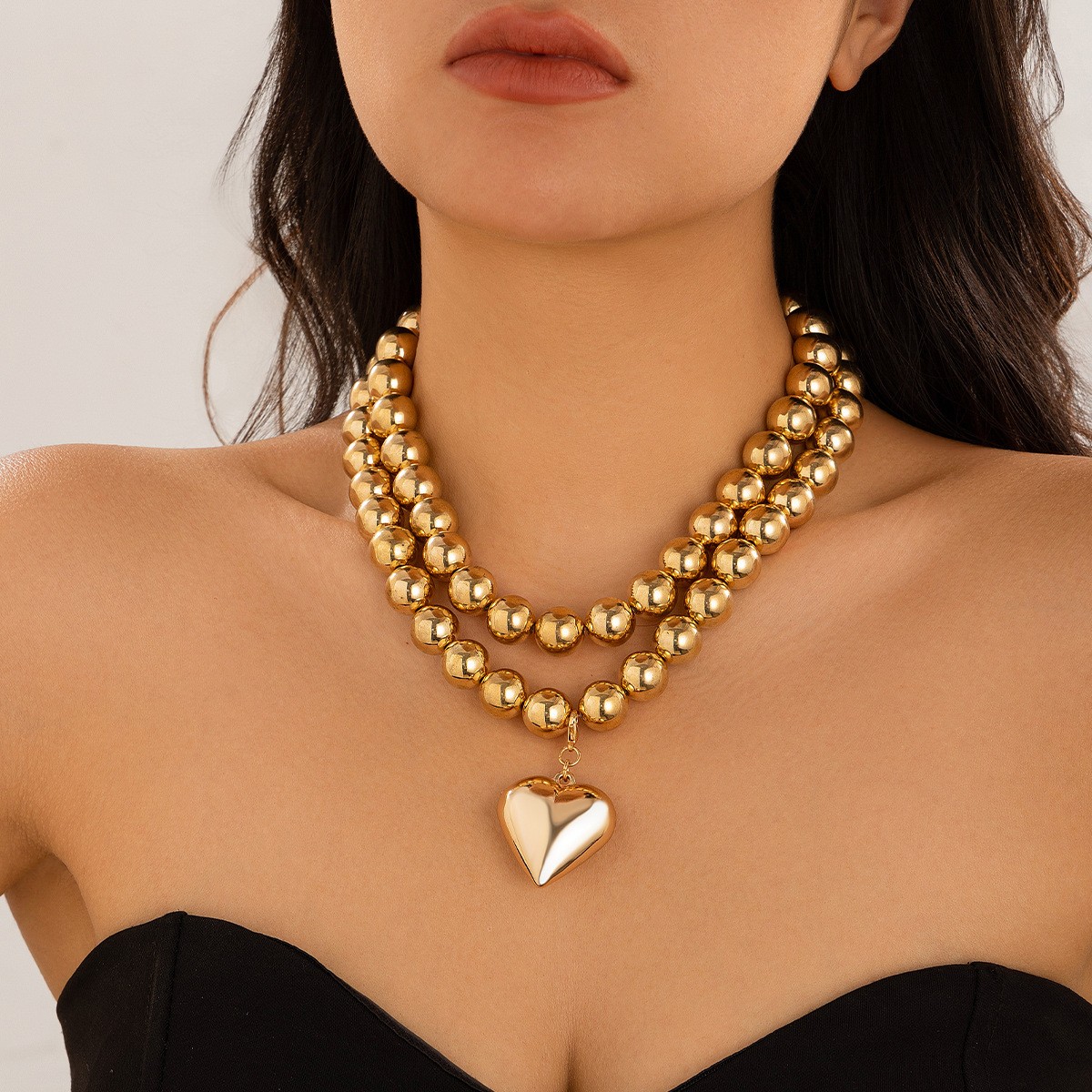 Collar de clavícula con cuentas de corazón dorado