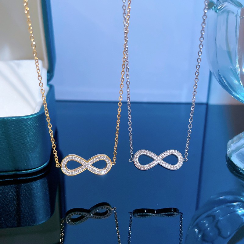 Collar minimalista con lazo dorado