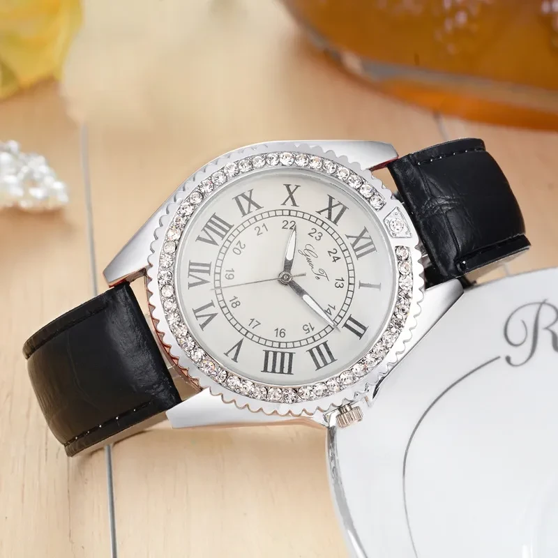 Elegante reloj de mujer con correa de cuero y escala romana